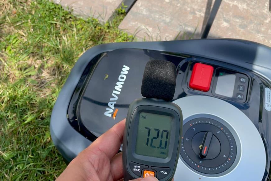 Die gemessene Lautstärke der Segway Navimow iSeries i108E Mähroboter beträgt auf dem Lautstärkemessgerät im Test 72 dB.